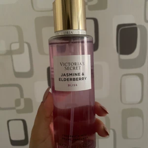 Victoria's Secret Body Mist - En lyxig body mist från Victoria's Secret med doft av jasmin och fläder. Perfekt för dig som gillar blommiga och fruktiga dofter. Rymmer 250ml. Endast luktat på.