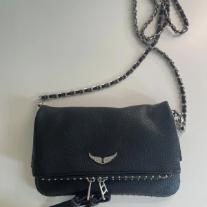 Zadig voltaire liknade väska - Säljer min zadig liknande väska pga att den inte kommer till användning, dock inte äkta därav priset. Väskan är i bra skick då jag inte har andvänt den så mycket. Jag kan skicka bättre bilder ifall det önskas.