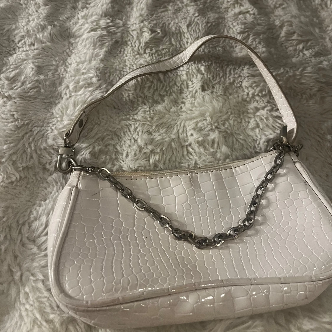 Vit axelväska med kedjedetalj