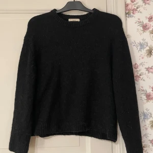 Svart stickad tröja - Säljer en stilren svart stickad tröja från Gina Tricot i premiumkvalitet. Basic tröja som passar till allt. Säljer då den blivit för liten för mig i ärmarna. Fint skick men lite tvättat material och enligt en fd köpare lite mindre än S. Jag tycker den passar både S och Xs!