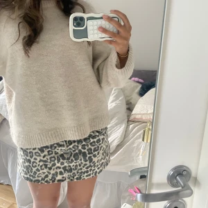 Lågmidjad jeanskjol - As snygg leopard kjol från Bershka!! Använd en gång❤️