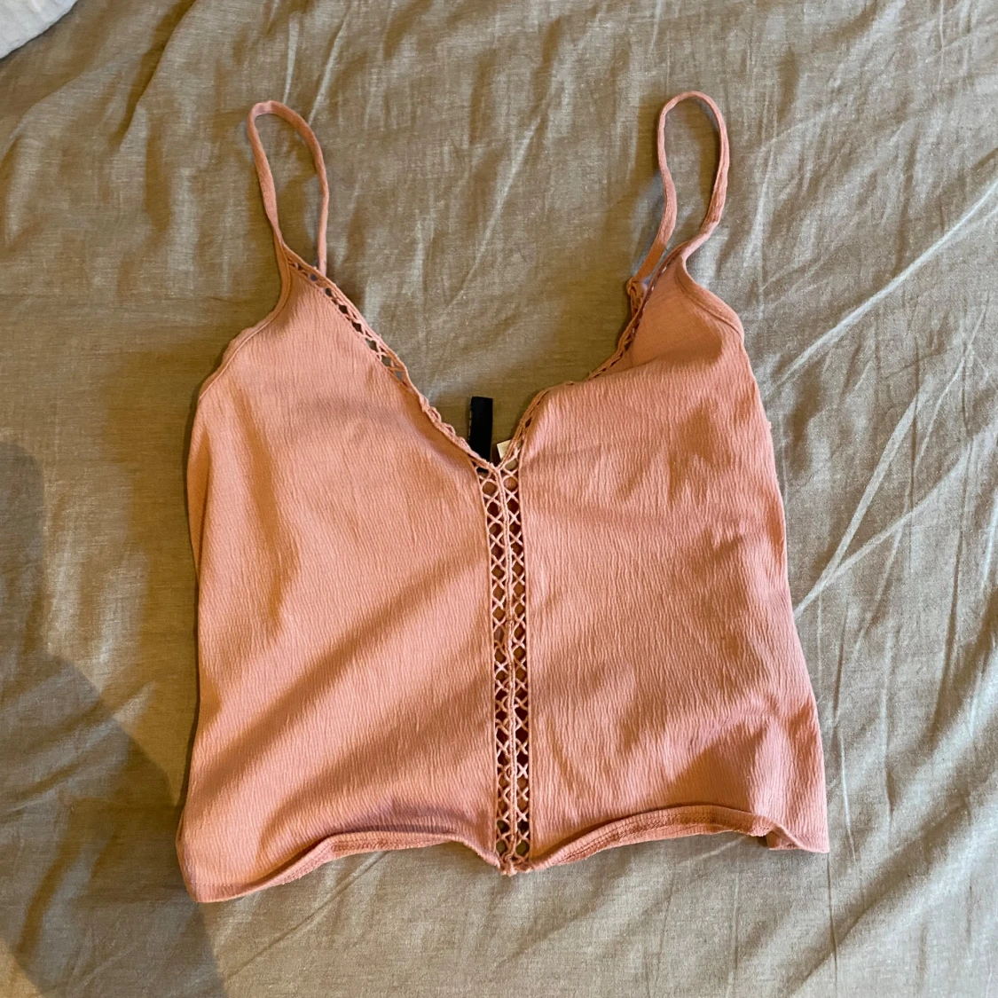 Rosa croppad linnetopp med spetsdetalj