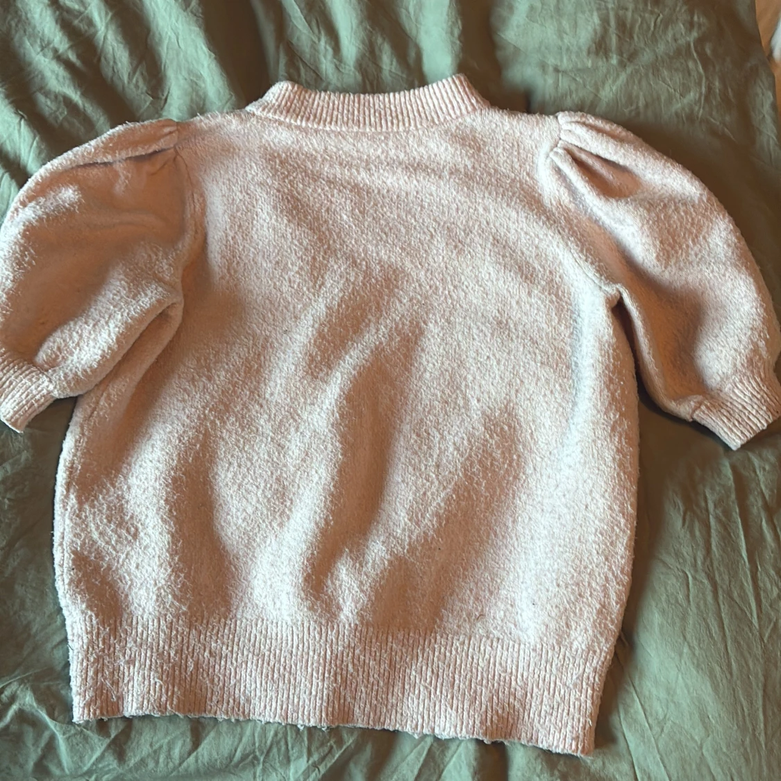 Ljusrosa stickad tröja med puffärm - 1