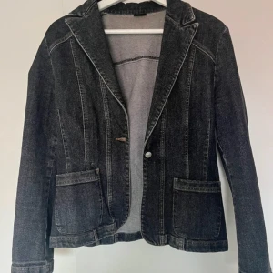 Mörkblå jeanskavaj från Kello - Säljer en mörkblå jeanskavaj från Kello med klassisk krage och två stora fickor framtill. Kavajen har markerade sömmar och stängs med en knapp💙😮‍💨