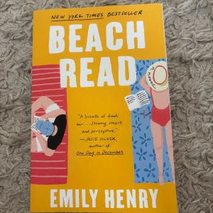 Beach Read - Säljer boken 'Beach Read' av Emily Henry. Perfekt bok inför sommaren
