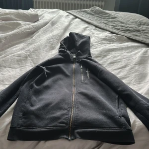 Svart hoodie fron sail racing  - Svart hoodie med dragkedja från sail racing med bra passform och bra skick funkar utmärkt till sommaren och sommar kvällar hör av er vid intresse.mvh Milton 