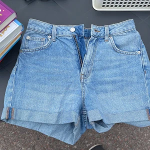 Blåa jeansshorts - Nästan oanvända blåa jeansshorts från H&M i storlek 34. 40kr plus frakt, välj gärna instabox om möjligt