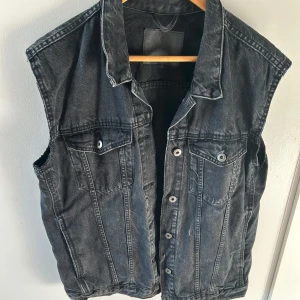 Jeans väst - Jeans väst, har klippt armarna men är annars i väldigt bra skick