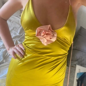 Klänning  - Så fin klänning från asos som tyvärr var för liten för mig. Den är storlek XS, aldrig använd!! Finare på än på bild. Perfekt till bal osv.🩷