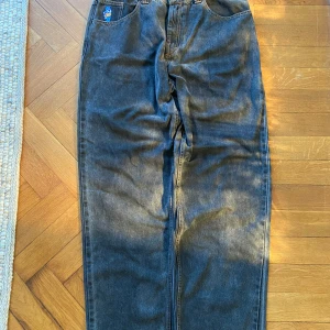 Polar skate 93:or - Polar skate 93:or svarta jeans, lite slitna se bilder, fråga gärna efter mått eller liknande.