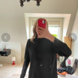 Svart långärmad blus från H&M - Säljer en svart långärmad blus från H&M. Enkel och stilren design utan mönster eller detaljer, perfekt att matcha med olika outfits. Polokrage och lös passform.
