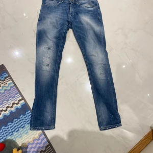 Dondup  - Säljer nu dessa helt oanvända dondup George jeans i storlek 30 köpta på w19 i Göteborg för runt 4000kr. Det finns inga skador eller liknade utan slitningarna för från fabrik. Vid frågor så är det bara att fråga pris kan diskuteras( endast vid snabb affär ).👍🏽