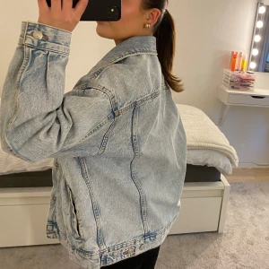 Blå jeansjacka  - Superfin ifrån Gina, säljer pga att jag inte får användning av den mer💕 Storlek S men skulle säga att den är lite oversized passar M också