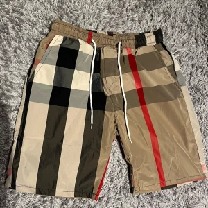 Burberry shorts - 1•1, De är nya och oanvända i storlek S men passar också M