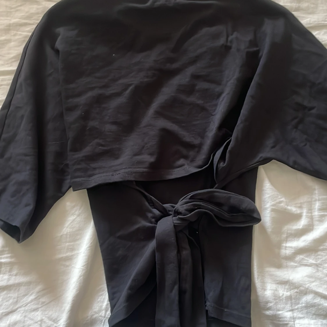 Svart croppad tröja med knyt i midjan - 1