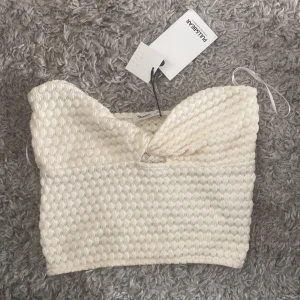 Stickad Topp - Helt oanvänd topp från pull&bear som säljs då jag har 2 stycken💗