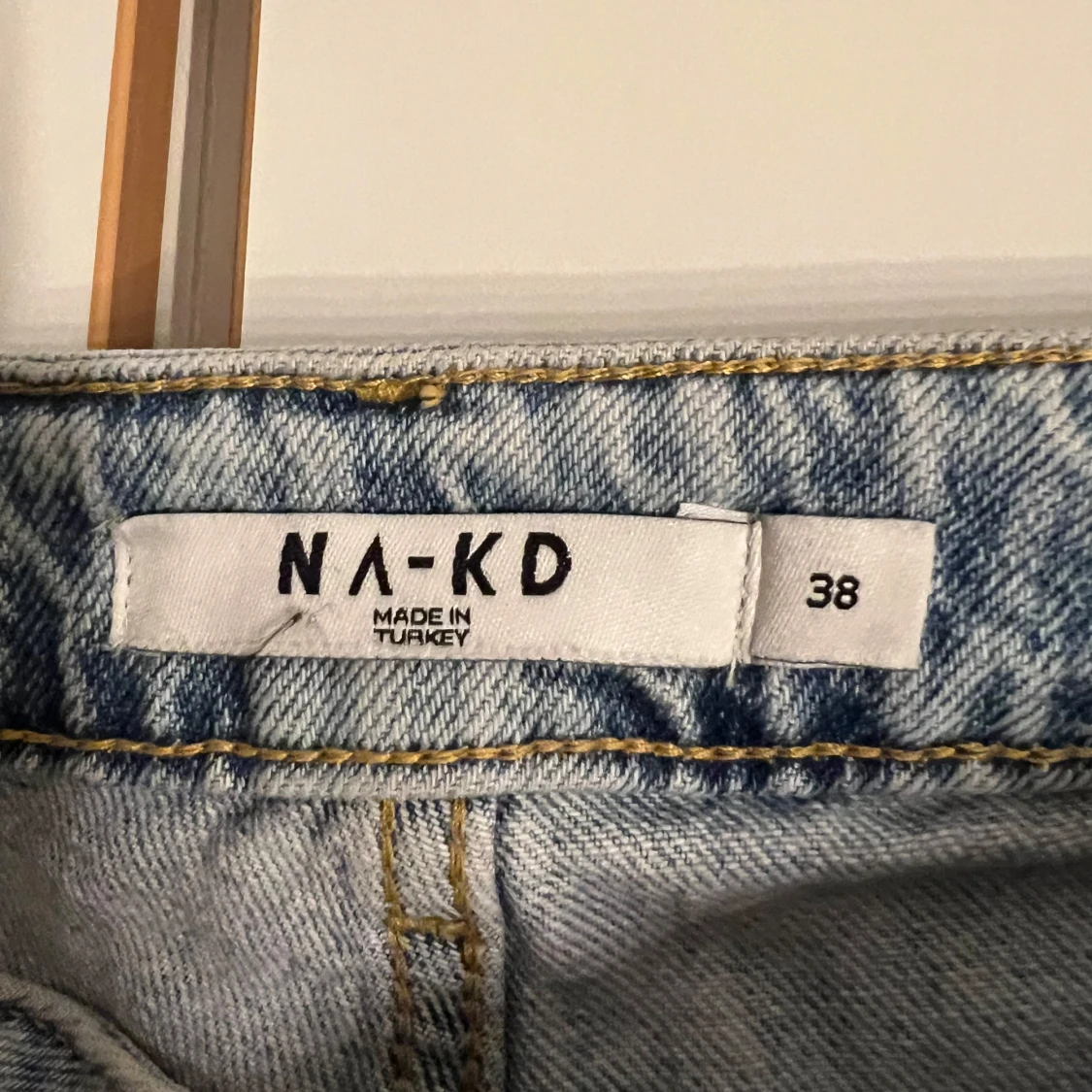 Ljusblå jeansbyxor från NA-KD - 2