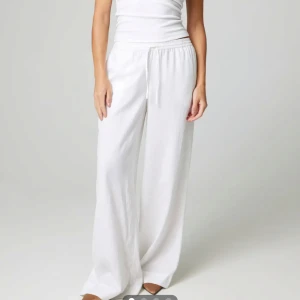 Vita vida linnebyxor - Säljer dessa då jag ej gillade att de var något korta på mig som är 175 cm. I övrigt väldigt snygga och mycket sköna i materialet. Storlek S & lappar kvar, alltså i nyskick då de endast är testade🌸