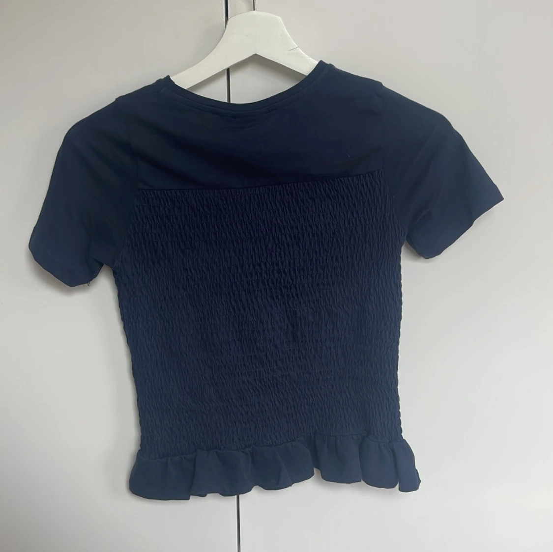 Mörkblå topp med volangkant - 1
