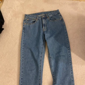 Blå jeansbyxor från Vaillent - Klassiska blå jeansbyxor från Vaillent i storlek S. Byxorna har fem fickor, raka ben och normal passform. Perfekta till vardags och enkla att matcha med olika toppar.