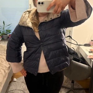 Trekvartsjacka  - Säljer en mörkblå Trekvartsjacka💕väldigt fin, med krage, storlek xl. Märke - miss fashion