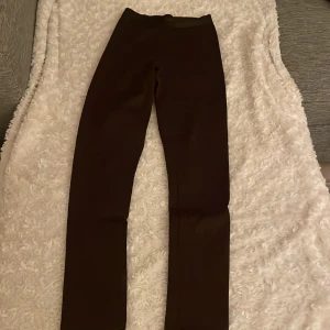 Lilabruna leggings - Lilabruna ribbade leggings med hög midja och tight passform. 