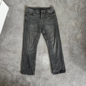 Grå jeans, SPACE från Weekday, herr w31/32 - Space relaxed grå/tuned black jeansbyxor med raka ben.  Använda men har mer att ge. Herr stl 31/32