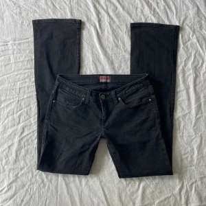 Lågmidjade svarta jeans - Bra skick! Mått: midjemått rakt över 38 innerbenslängd 81cm, jag är 180 och brukar ha m💗