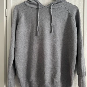 Merinoulls hoodie - En enkel och stilren grå hoodie. Storlek S men sitter som en XS. Helt oanvänd då den var för liten.