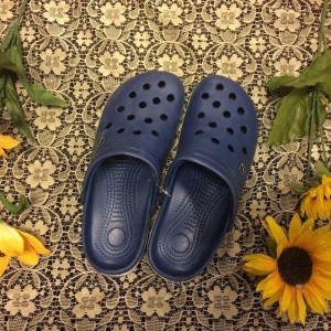 Blåa sandaler  - Säljer ett par blåa sandaler med klassisk design och hål upptill för ventilation.Perfekta för sommaren och enkla att ta på och av.