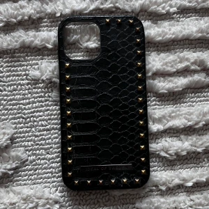 Ideal of Sweden mobilskal - Säljer mitt mobilskal från ideal of Sweden då jag fått ny mobil. mobilskal är köpt på rea för ca 129kr och är ganska slitet. Skalet passar till iPhone 12.💗
