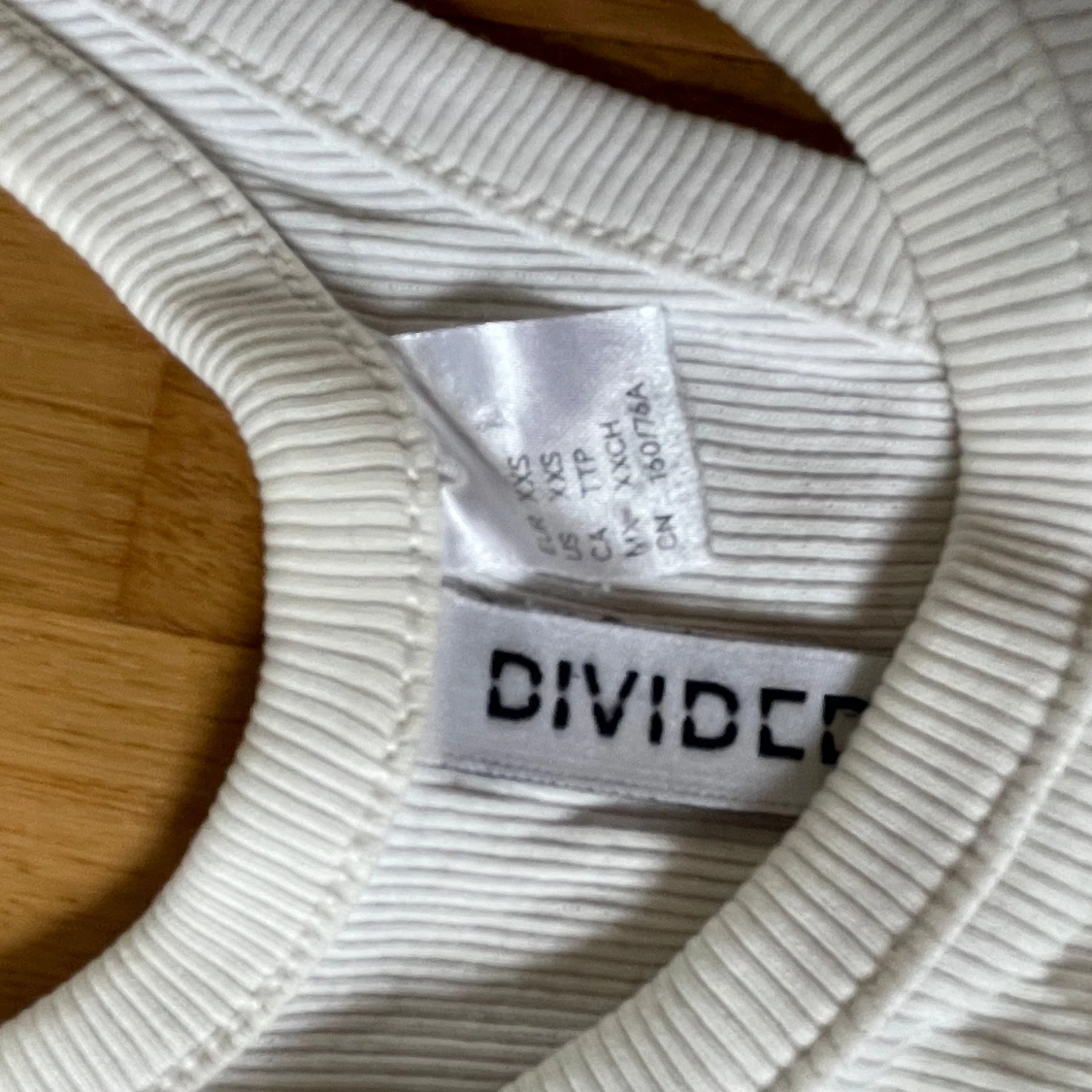 Vit ribbad linnetopp från Divided - 1