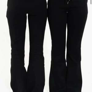 Svarta mjukisbyxor med bootcut - Storlek s helt oanvända