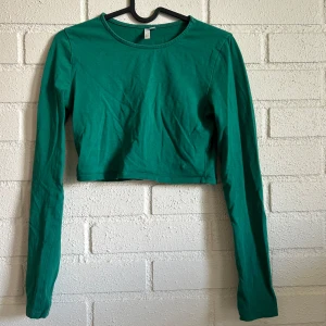 Grön långärmad tröja  - En grön långärmad tröja från Nelly Använd ganska mycket, har en vit liten fläck på magen Storlek XS Hör av er vid frågor eller mer bilder!🌷