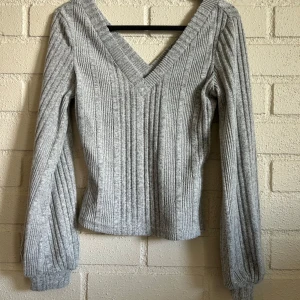 Grå långärmad tröja - En grå v-ringad långärmad tröja från Shein Inte använd många gånger, fint skick Mjuk o skön Storlek XS Hör av er vid frågor eller mer bilder!🌷