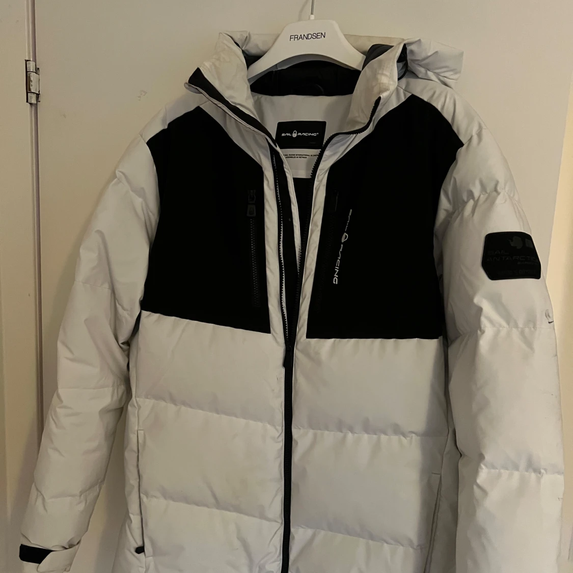 Vit och svart dunjacka från Sail Racing