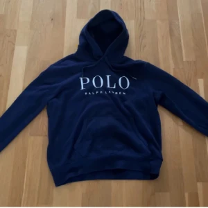 Polo Ralph Lauren hoodie - Säljer denna sjukt eftertraktade och snygga hoodien. Perfekt nu för hösten skicka 8/10 ända är att snörena är borta