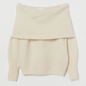 Beige stickad offshoulder-tröja - Säljer en mysig beige stickad tröja med offshoulder-design. En lite mer classy stickad tröja som man kan använda när man vill vara bekväm, men ändå uppklädd! Jag älskar denna tröjan men använder inte den längre 🥰