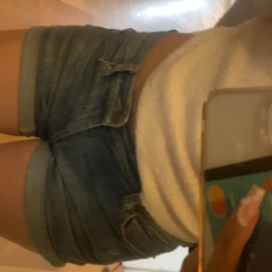 Blå jeansshorts från Fornarina - Snygga blå jeansshorts från Fornarina med uppvikta ben och klassisk femficksdesign. Perfekta för en avslappnad stil. De har en knapp och dragkedja framtill. Osäker på storlek men skulle gissa på att de passar någon med storlek 34/36 ungefär i jeans!🤩