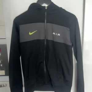 Nike fleece svart - Säljer en svart hoodie från Nike med dragkedja och huva. Inga fläckar och är i jätte bra skick men har tyvärr krympt på mig. Pris kan diskuteras 👍