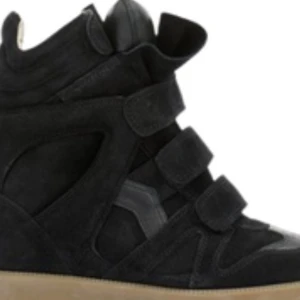 Höga sneakers med kilklack (SÖKER) - SÖKER DESSA ISABEL MARANT SKOR💓vi kan diskutera pris🙌🏼 spelar ingen roll vilken färg. Jag betalt MAX 2000kr💘