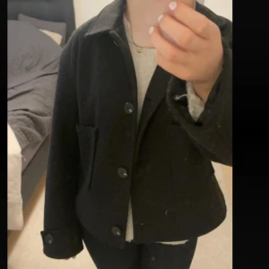 Lager157 kappa - Jätte fin kappa från lager 157. Den har använts några gånger, den är svart men den ser lite grå ut också!🥰