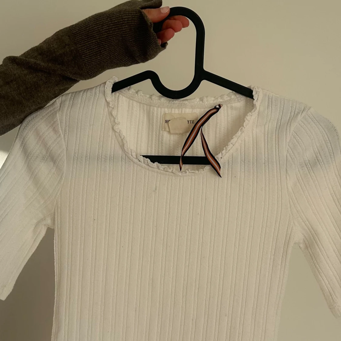 Vit ribbad topp från Holly & Whyte - 1