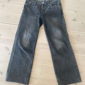 Svarta jeans från monki - Mid waist svarta, lite gråa jeans med rak passform. Lite loose fit. Köpte de för några år sen och de har blivit försmå💗💗