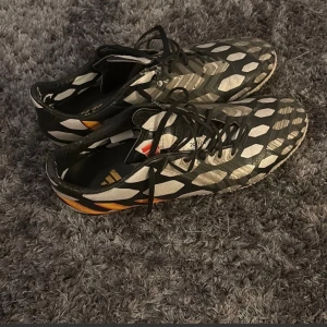 Svarta och vita fotbollsskor från Adidas - Adidas predator mycket bra skick pris kan diskuteras