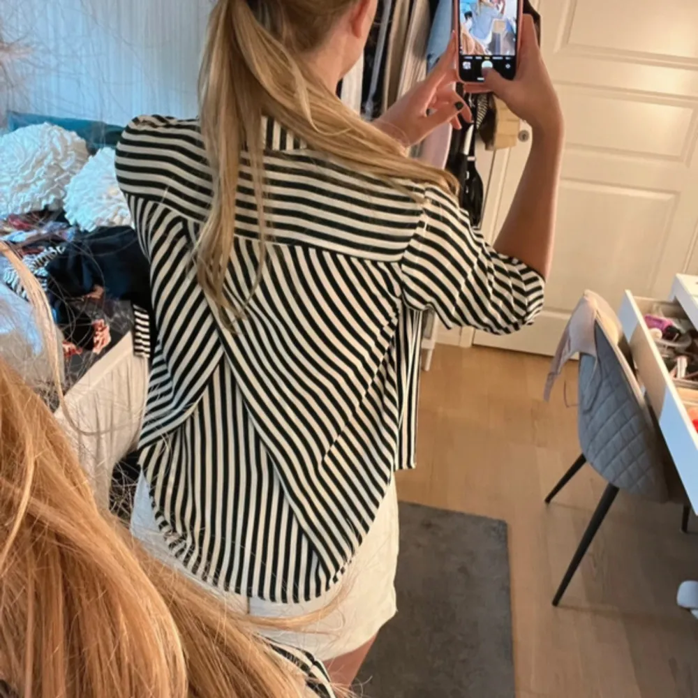 Säljer denna skjortan i storlek S från monki. Den är mörkgrön och vit, samt att tyget går omlott i ryggen. Skjortan är i princip oanvänd. Hör av dig vid frågor eller funderingar! 🧚♀️🙌🏻. Paidat.