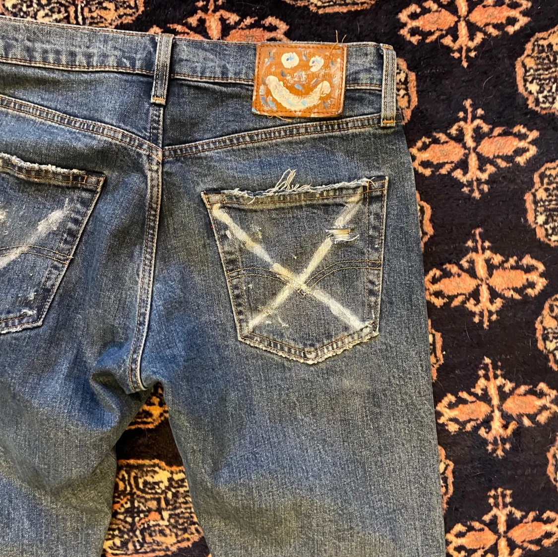 Blå jeans med slitningar - 2