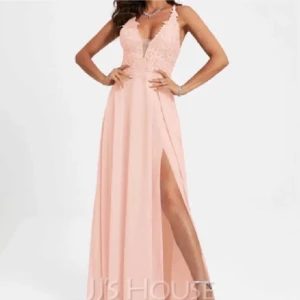 Rosa balklänning  - Elegant ljusrosa långklänning med spetsdetaljer och v-ringad urringning. Klänningen har en slits och snörning i ryggen för en perfekt passform. Är 1,62 och hade klackar så de nådde marken, den är också justerbar då den går att knyta där bak💗skriv för fler frågor💗