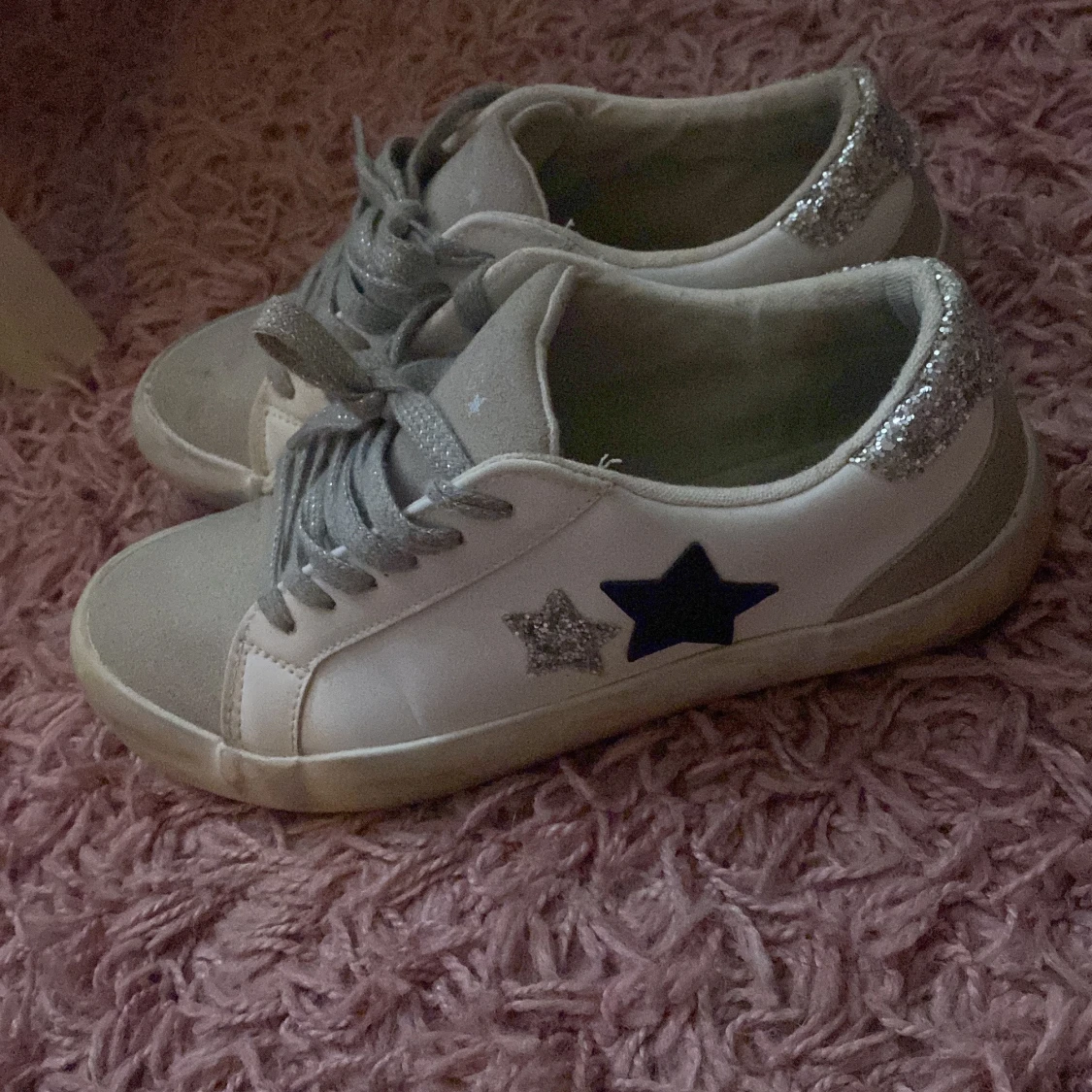 Vita sneakers från Gina Young 