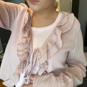 Rosa volanger topp - Kjempefin knyttetopp med volanger kjøpt på shein! Brukt en gang